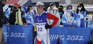 Pol Makuri cierra su participación en Pekín 2022 como abanderado en la ceremonia de clausura